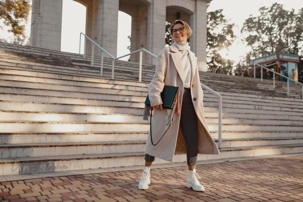 žena v bílé kabátě