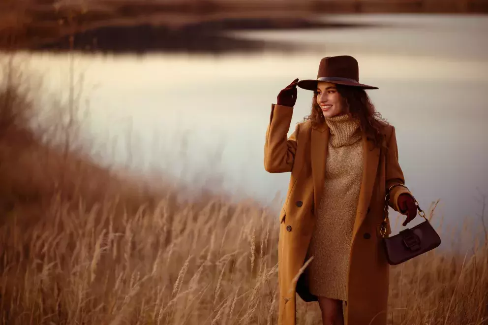 žena v rovném kabátě