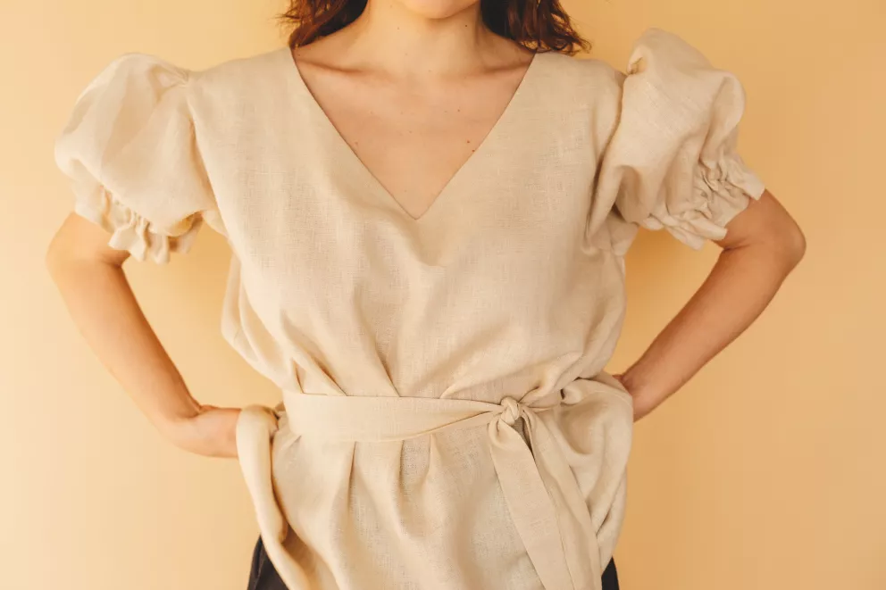 žena v krémové halence