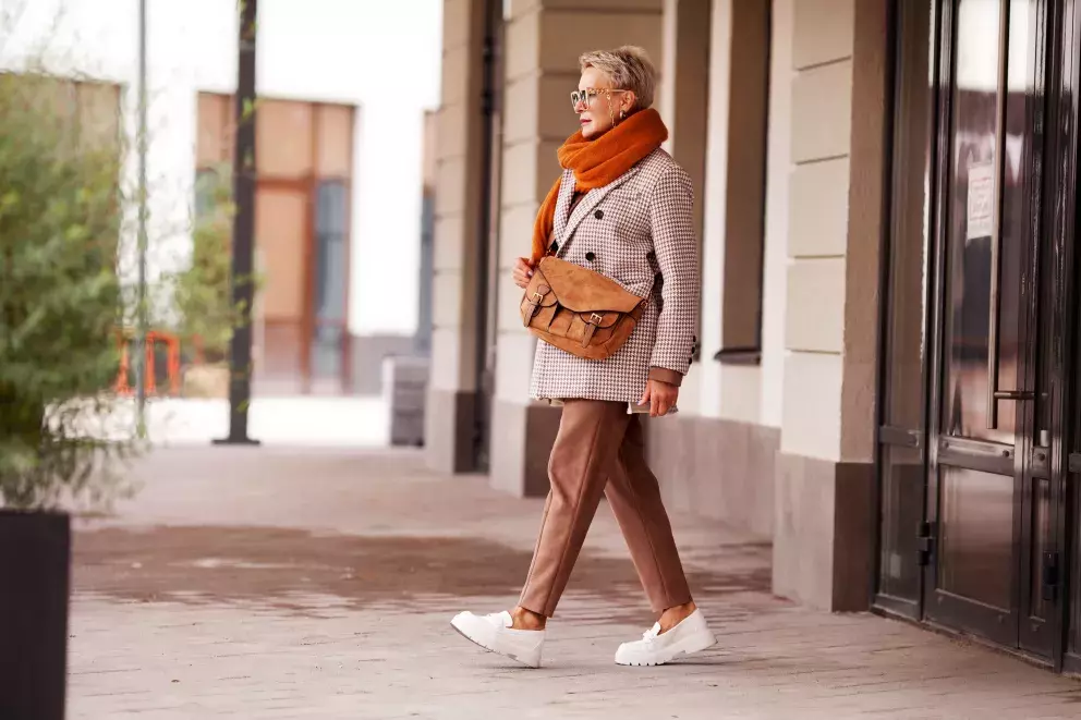 žena v podzimním outfitu