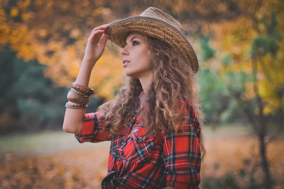 žena v kostkované košili