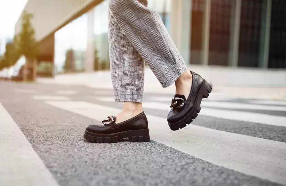 Cigaretové kalhoty a mokasíny