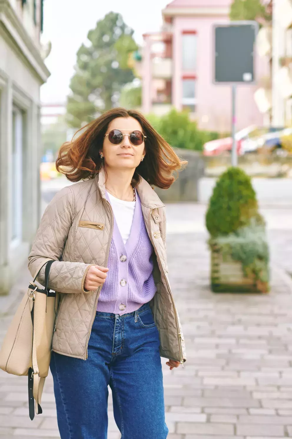 žena v prošívané bundě