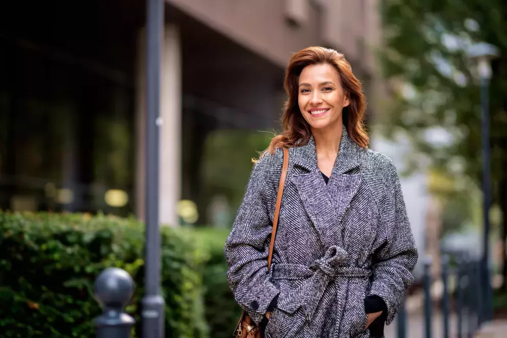 žena v zavinovacím kabátě