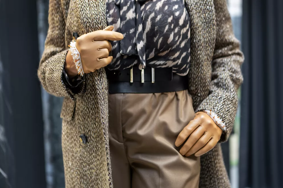 žena v tvídovém kabátu