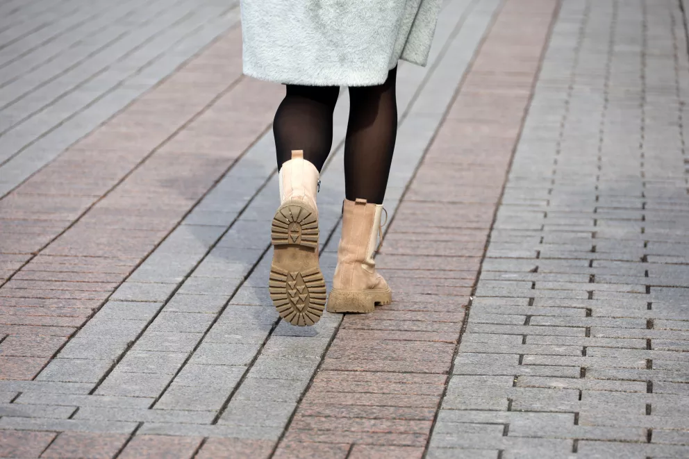 žena v kozačkách zezadu