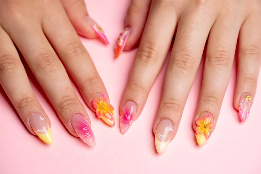 japonské nehty s designem květin
