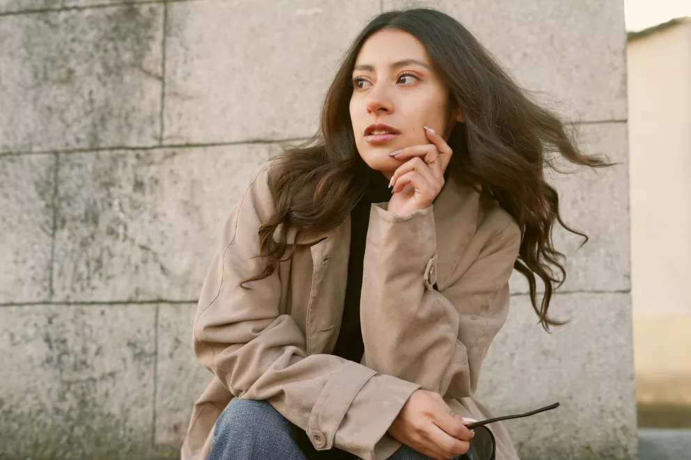 žena v béžové bundě