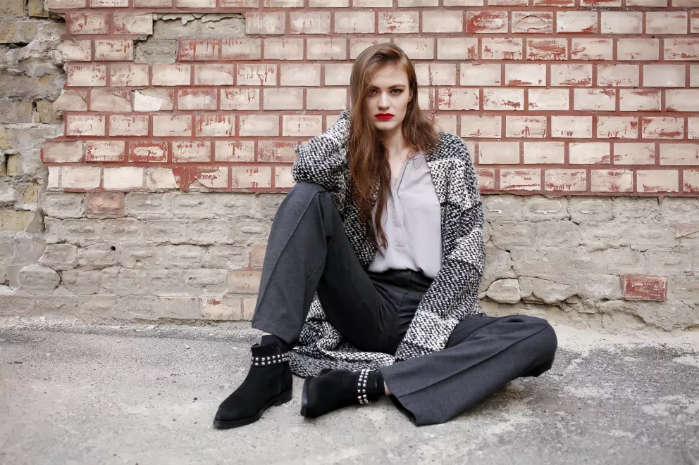 žena v kalhotách s puky