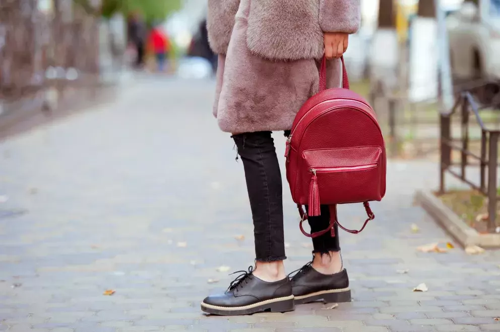 žena s červeným batohem