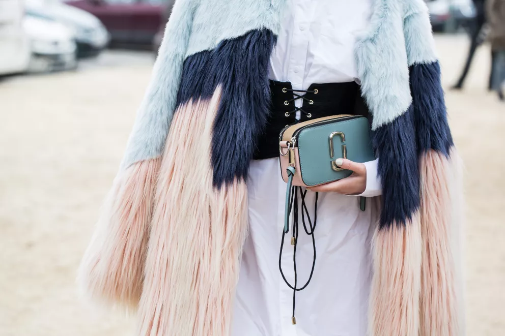 žena v objemném kabátě