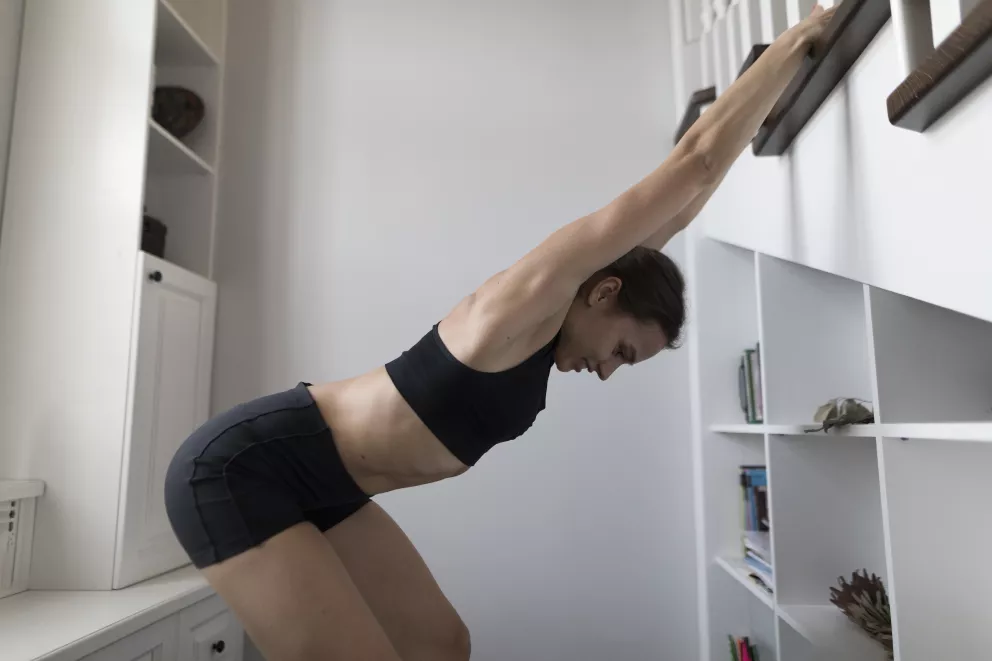 žena cvičí v kanceláři