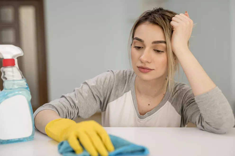 žena, práce v domácnosti, smutek, služka, manželství