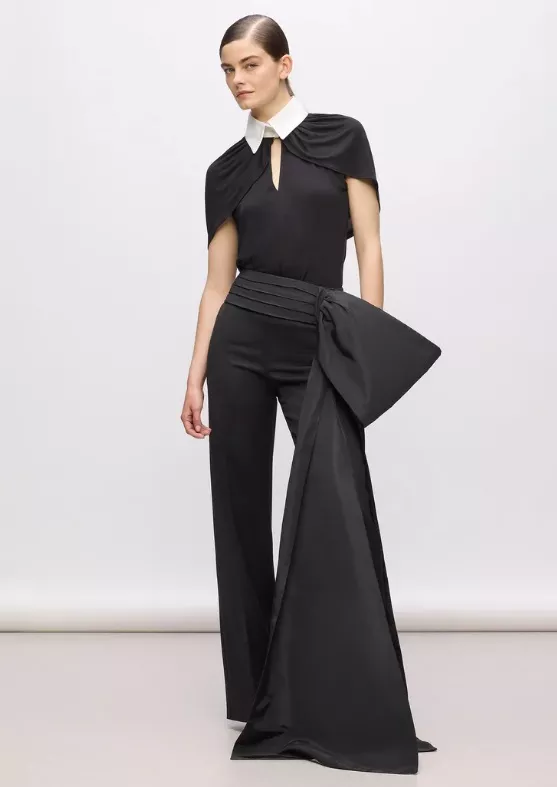 Kalhoty s asymetrickou nohavicí, KARL LAGERFELD, 11 980 Kč