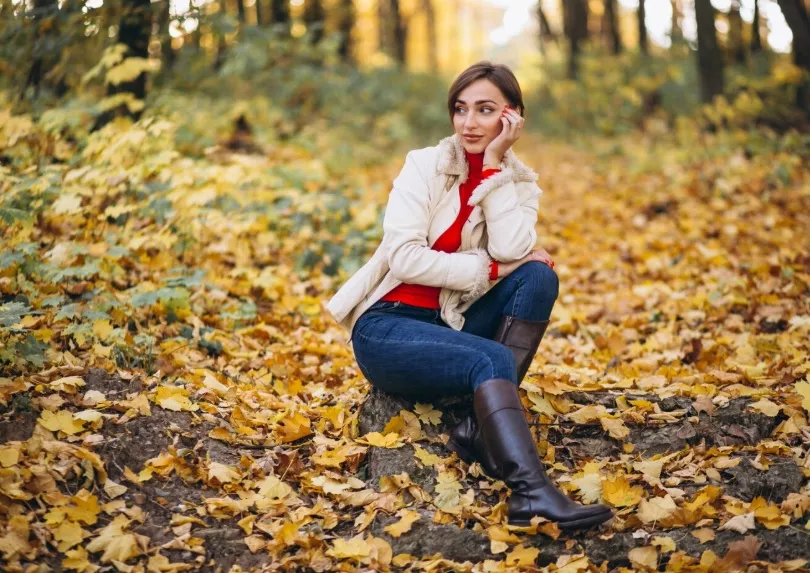 žena v tmavých džínách