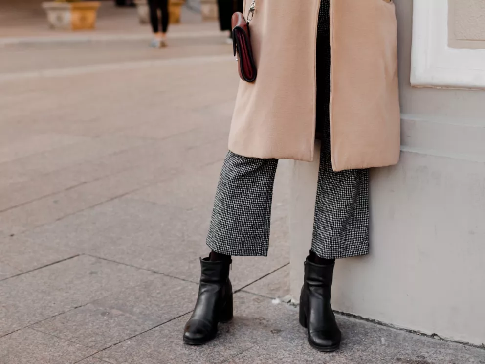 žena v nízkých kozačkách