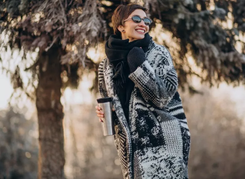 žena v oversized kabátě