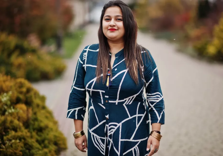 žena v pěkných šatech