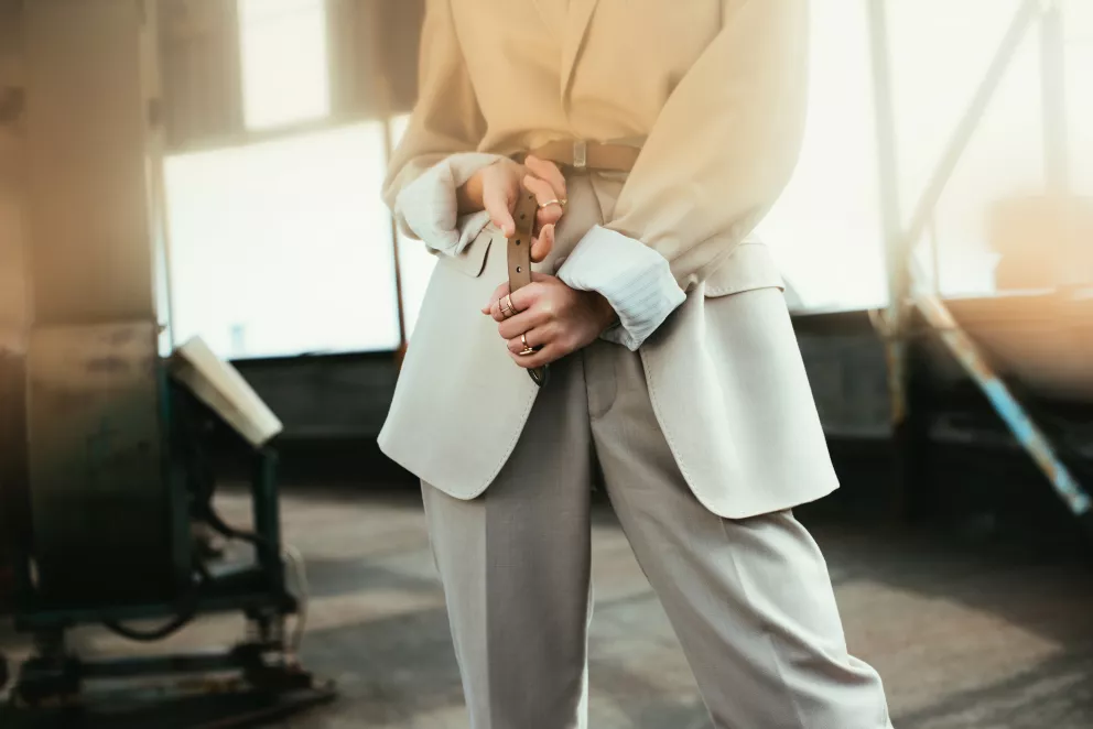 Vysokoškolský styl v šatníku žen na podzim 2025: Zkuste pletené vestičky a kalhoty s puky. Budete zářit