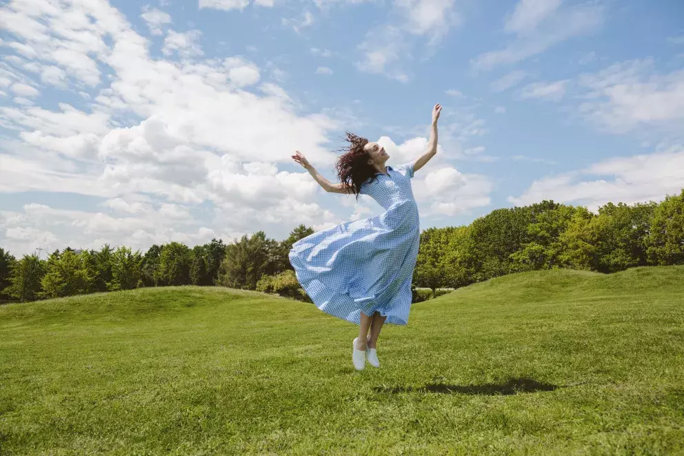 Nadčasovost bílých tenisek: Nosit se budou i na podzim