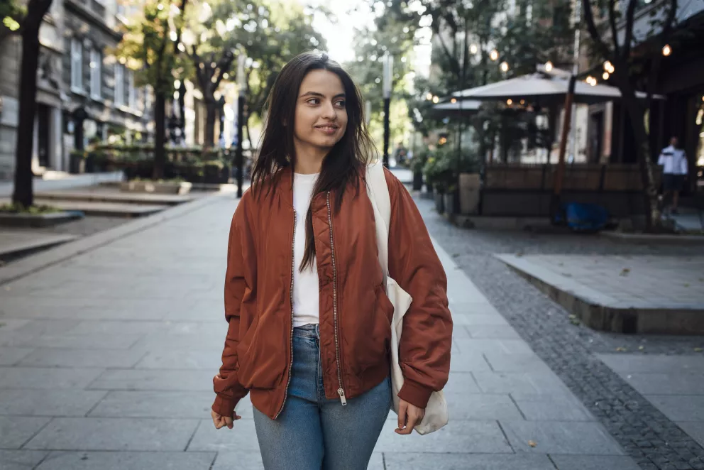 Perfektní zimní kapsulový šatník: Hnědý bomber, široké manšestráky a svetr, který máte po babičce