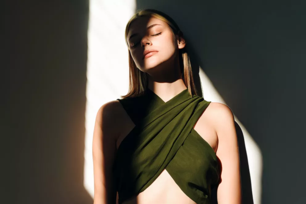 Olivově zelená jako lék na zimní depresi. Obléct ji lze od hlavy až k patě