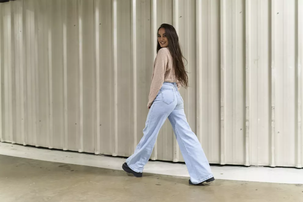 Uvolněte se. Volné džíny jako trend podzimu 2025. Frčet budou ve vínové barvě