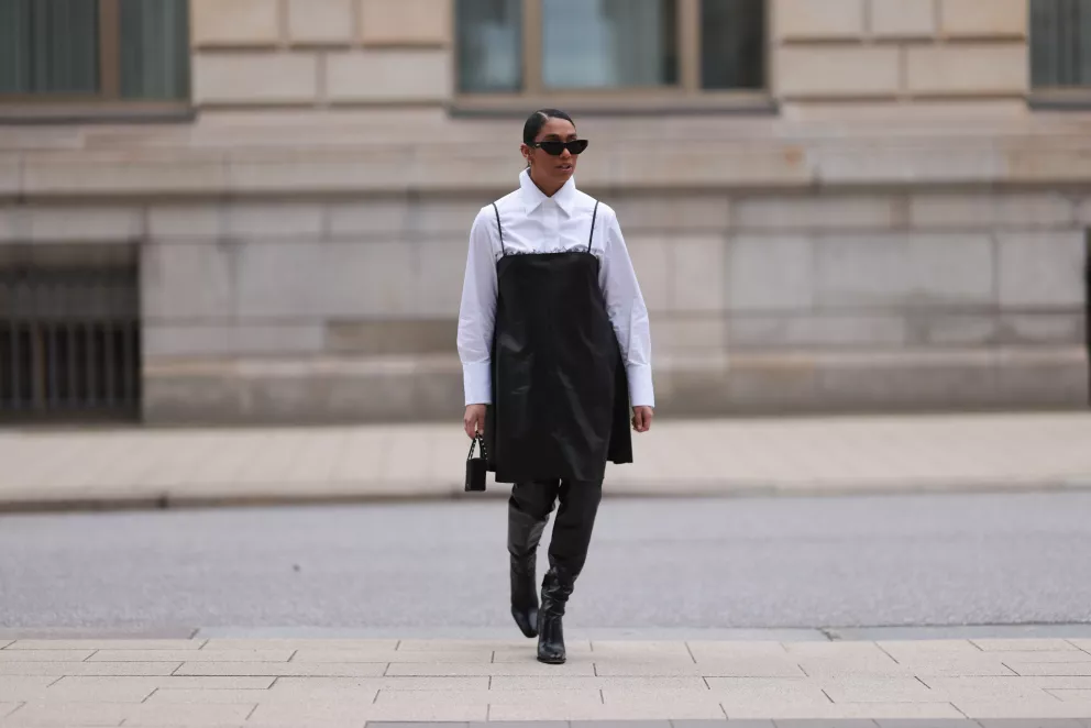 Kozačky na klínu se tak staly kompromisem mezi krásou a praktičností. Jsou ideální pro ženy, které odmítají obětovat styl kvůli pohodlí, a zároveň nechtějí den zakončit s bolavými chodidly.