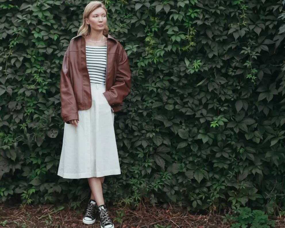 Perfektní zimní kapsulový šatník: Hnědý bomber, široké manšestráky a svetr, který máte po babičce