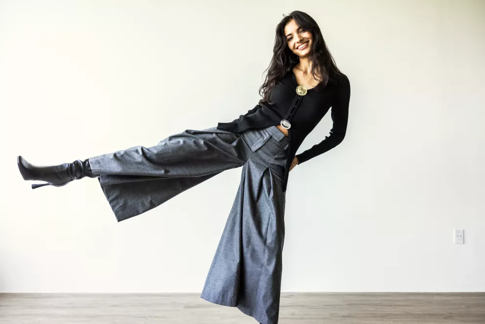 Vysokoškolský styl v šatníku žen na podzim 2025: Zkuste pletené vestičky a kalhoty s puky. Budete zářit