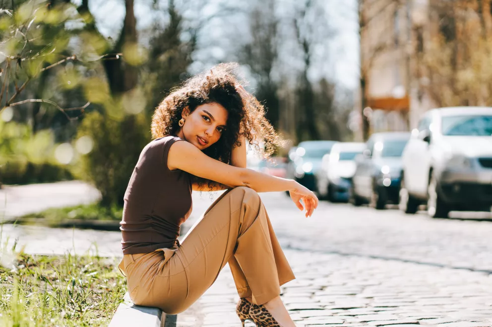Zapomeňte na modré: Letošnímu podzimu vládnou hnědé džíny
