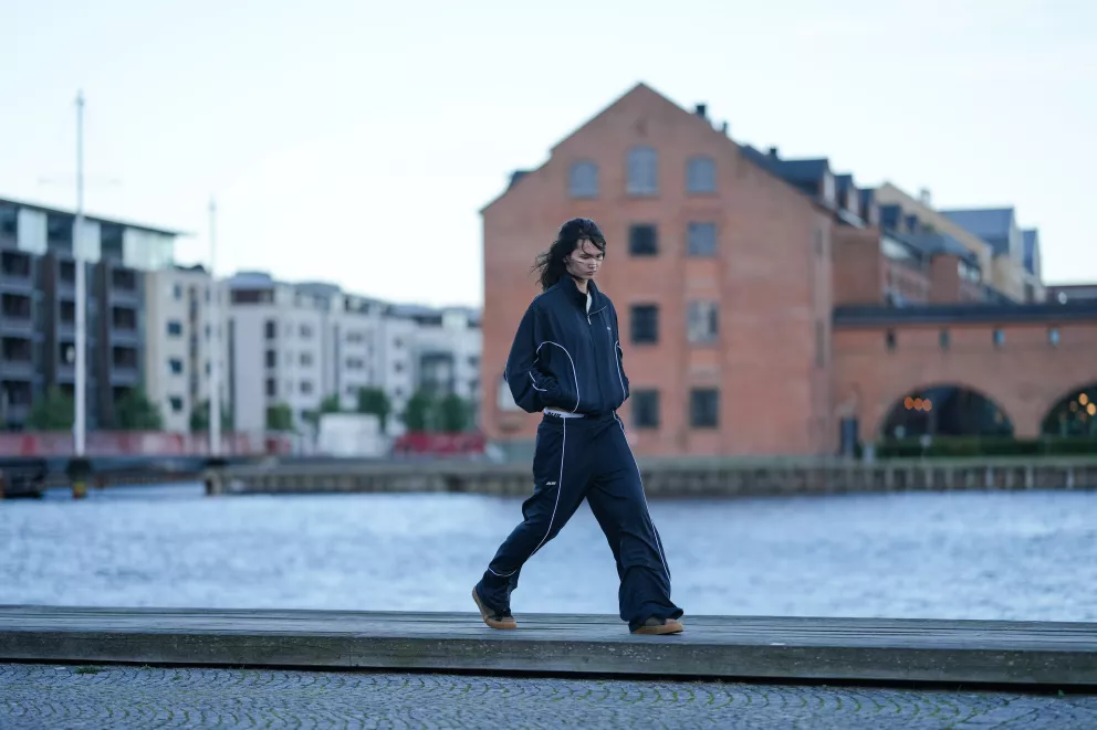 S mokasímami, koženou bundou nebo podpatky: Známe způsoby, jak stylizovat klasické tepláky