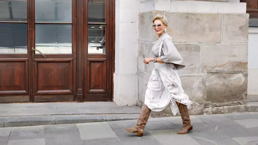 Bílé triko, semišové boty a rovné nohavice: 3 kousky, které vám na podzim nesmí chybět