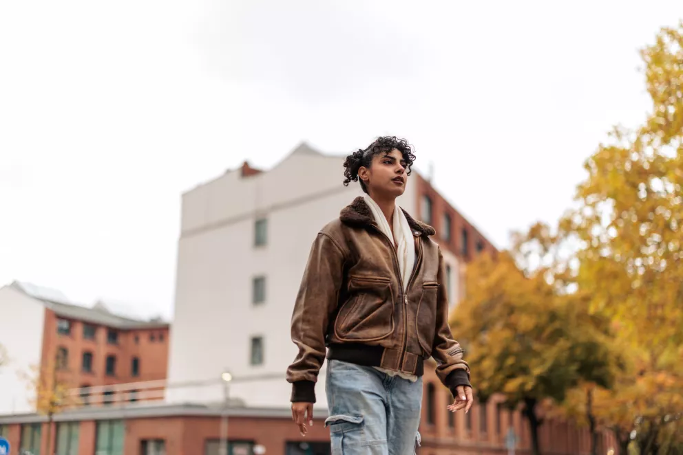 Perfektní zimní kapsulový šatník: Hnědý bomber, široké manšestráky a svetr, který máte po babičce