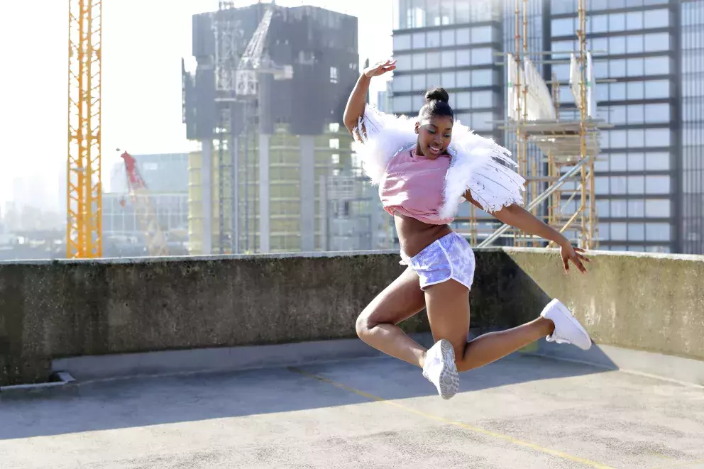 Nadčasovost bílých tenisek: Nosit se budou i na podzim