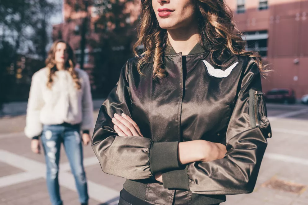 Perfektní zimní kapsulový šatník: Hnědý bomber, široké manšestráky a svetr, který máte po babičce