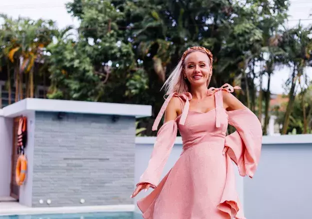 Vrstvené šaty: Trend, který milují Londýňanky.