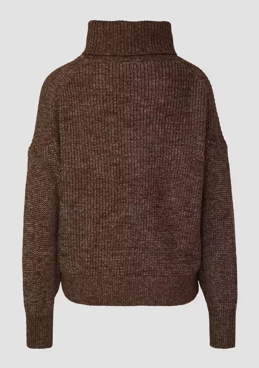 Pletený svetr nadměrné velikosti se širokými rukávy a rolákem