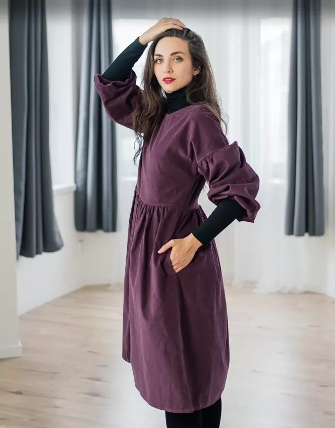 Manšestrové šaty s delším nařaseným rukávem. 