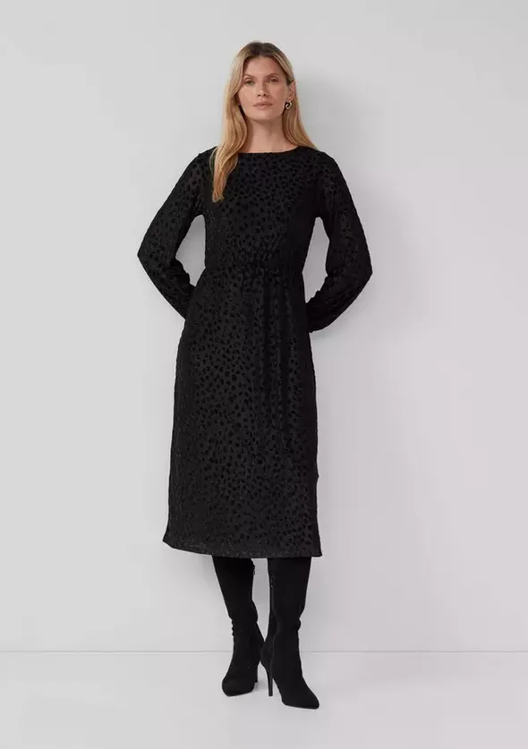 Sametové midi šaty s lodičkovým výstřihem