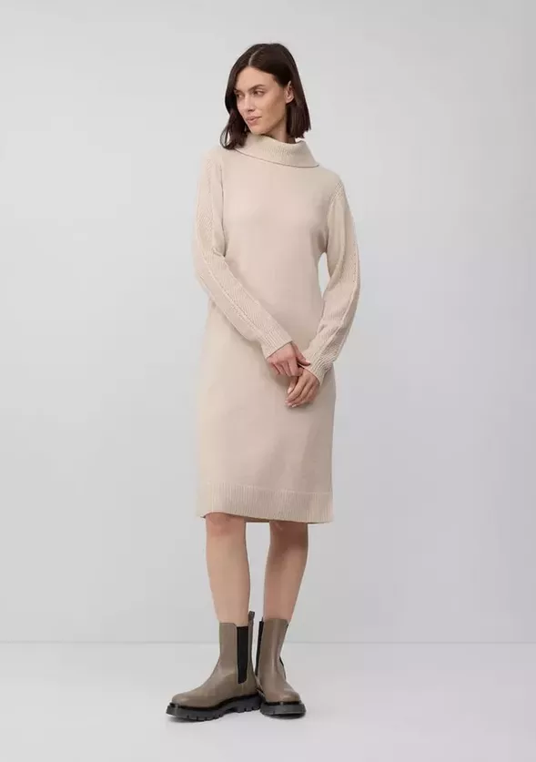 Pletené midi šaty s rolákem a detaily v barvě ajour