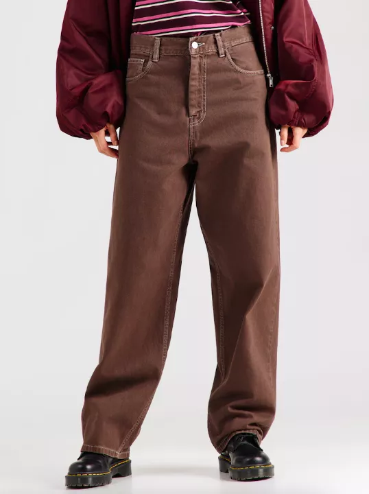 Zapomeňte na modré: Letošnímu podzimu vládnou hnědé džíny