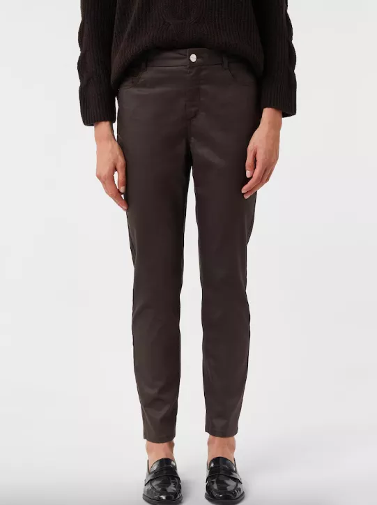 Zapomeňte na modré: Letošnímu podzimu vládnou hnědé džíny