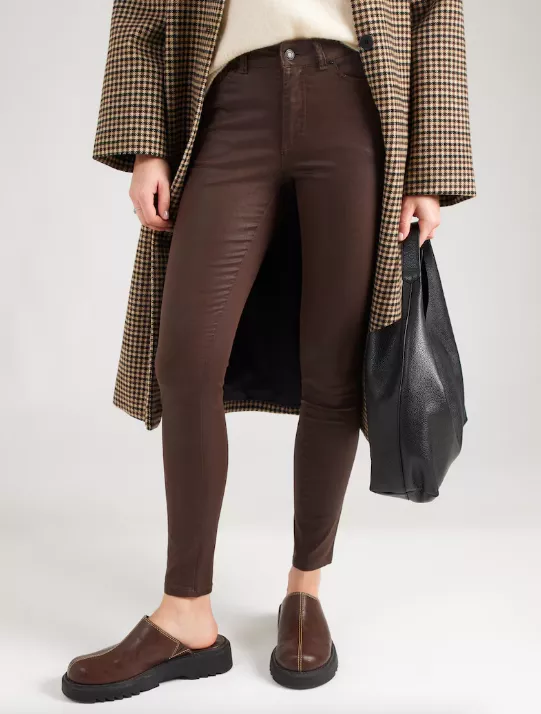 Zapomeňte na modré: Letošnímu podzimu vládnou hnědé džíny