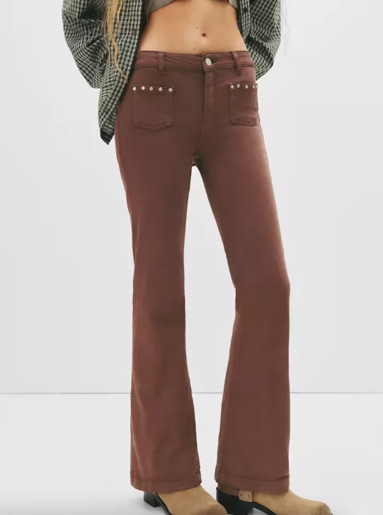 Zapomeňte na modré: Letošnímu podzimu vládnou hnědé džíny