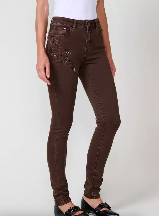 Zapomeňte na modré: Letošnímu podzimu vládnou hnědé džíny