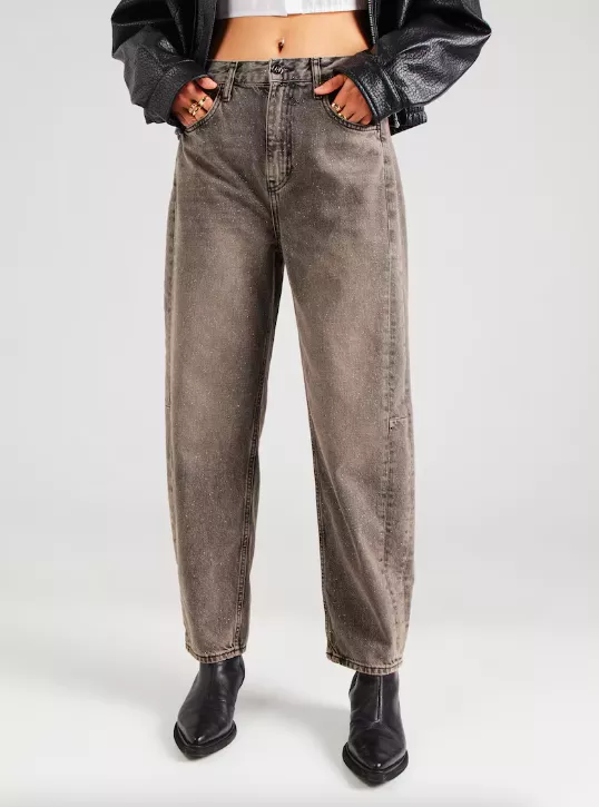 Zapomeňte na modré: Letošnímu podzimu vládnou hnědé džíny