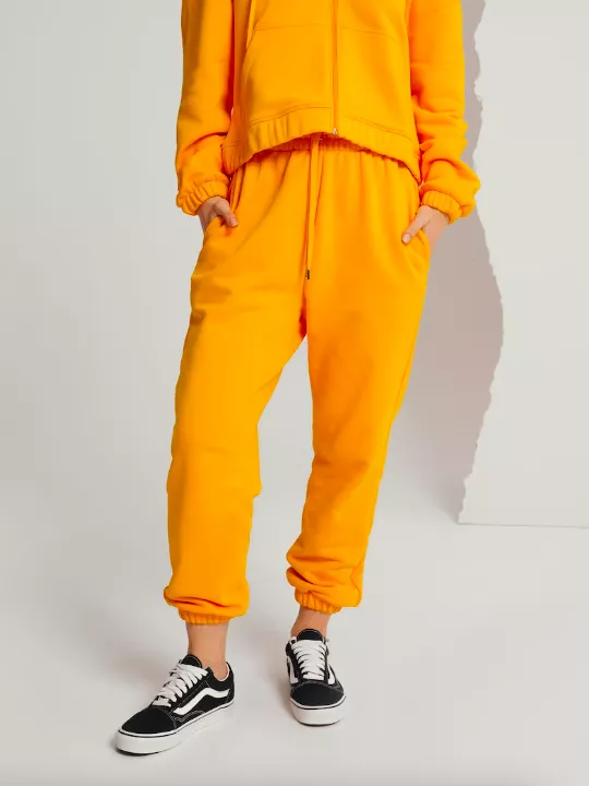 <p>A LOT LESS 550 Kč</p>
