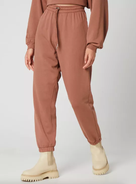 <p>A LOT LESS 550 Kč</p>
