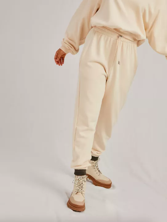 <p>A LOT LESS 550 Kč</p>
